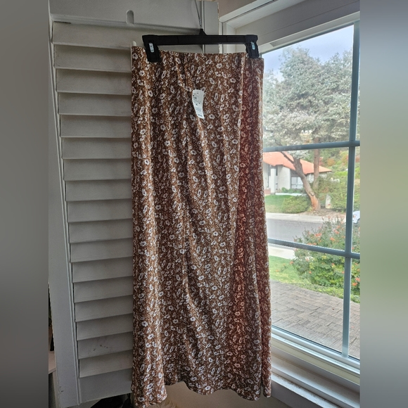 Selling as a set! BRAND NEW W/TAGS long skirt and black long sleeve comfy top - Picture 2 of 9